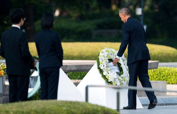히로시마 위령비에 헌화하는 오바마 대통령