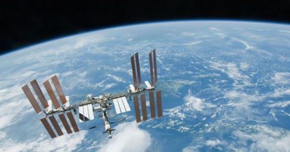 페이스북 창립자 겸 최고경영자(CEO) 마크 저커버그가 국제우주정거장(ISS) 우주인들과 대화하는 모습이 생중계된다. 사진=NASA 페이스북