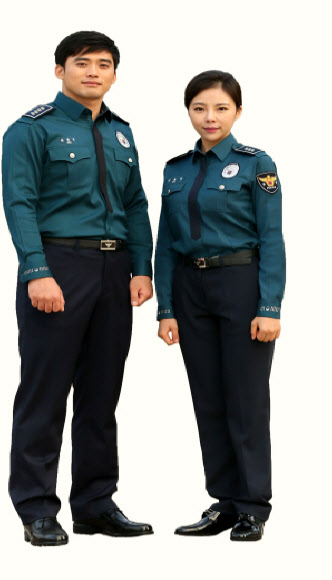 ’청록색 깔끔한 경찰복으로’