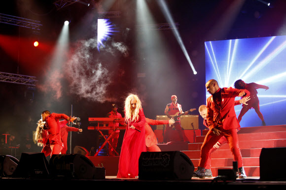 크리스티나 아길레라가 28일(현지시간) 모로코 라바트에서 열린 마와진 뮤직 페스티발(the annual Mawazine Music Festival)서 콘서트 하고 있다.AP 연합뉴스