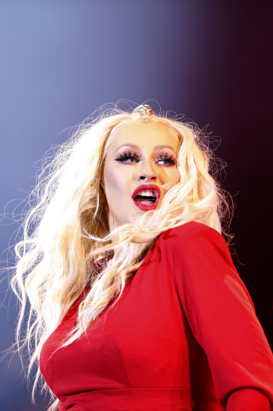 크리스티나 아길레라가 28일(현지시간) 모로코 라바트에서 열린 마와진 뮤직 페스티발(the annual Mawazine Music Festival)서 콘서트 하고 있다.AP 연합뉴스