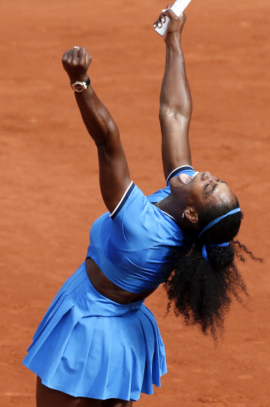 미국 세리나 윌리엄스가 28일(현지시간) 프랑스 파리에서 열린 프랑스 오픈 테니스 토너먼트 경기에서 프랑스 크리스티나 믈라데노비치를 상대로 세번째 라운드를 이기고 기뻐하고 있다.AP 연합뉴스