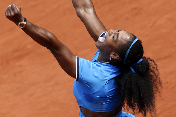 미국 세리나 윌리엄스가 28일(현지시간) 프랑스 파리에서 열린 프랑스 오픈 테니스 토너먼트 경기에서 프랑스 크리스티나 믈라데노비치를 상대로 세번째 라운드를 이기고 기뻐하고 있다.AP 연합뉴스