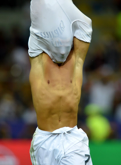 레알 마드리드는 29일(한국시간) 이탈리아 밀라노의 산시로 스타디움에서 열린 2015-2016 유럽축구연맹(UEFA) 챔피언스리그 결승전에서 AT 마드리드를 상대로 120분 연장 혈투 끝에 1-1로 무승부를 거둔 뒤 승부차기에서 5-3으로 승리하고 레알 마드리드의 승부차기 ‘최종주자’로 나선 크리스티아누 호날두가 득점에 성공하자 상의를 벗으며 기뻐하고 있다.EPA 연합뉴스