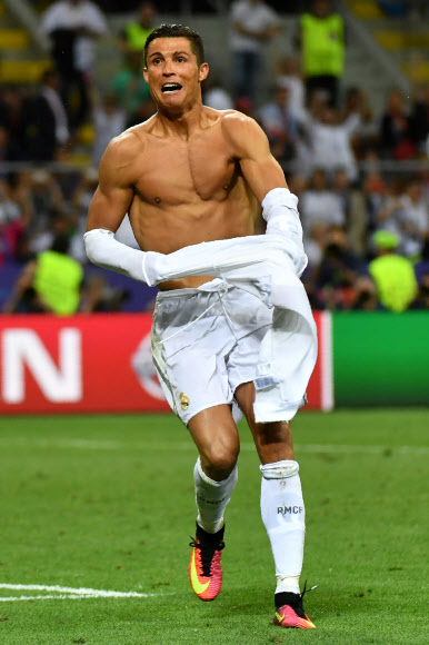 레알 마드리드는 29일(한국시간) 이탈리아 밀라노의 산시로 스타디움에서 열린 2015-2016 유럽축구연맹(UEFA) 챔피언스리그 결승전에서 AT 마드리드를 상대로 120분 연장 혈투 끝에 1-1로 무승부를 거둔 뒤 승부차기에서 5-3으로 승리하고 레알 마드리드의 승부차기 ‘최종주자’로 나선 크리스티아누 호날두가 득점에 성공하자 상의를 벗으며 기뻐하고 있다.AFP 연합뉴스