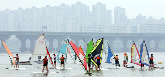 ‘2016 전국생활체육대축전 윈드서핑대회’에 참가한 참가자들이 29일 서울 광진구 뚝섬한강공원 내에 자리한 윈드서핑장에서 경기에 앞서 몸을 풀고 있다. 환경부 국립환경과학원은 이날 서울 등 수도권 일부 지역의 미세먼지가 나쁨 수준을 보였다고 밝혔다. 연합뉴스