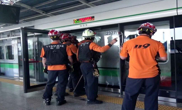 지난 28일 오후 6시쯤 사망 사고가 발생한 서울 지하철 2호선 구의역에서 119구조대원들이 스크린도어 정비 작업 중 사고를 당한 김모씨 구조 작업을 벌이고 있다. 사고를 당한 김씨는 인근 병원으로 옮겨졌지만 결국 사망했다. 광진소방서 제공