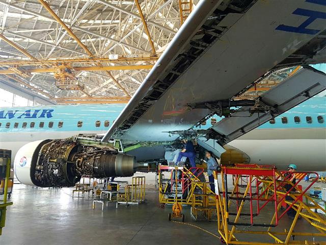 대한항공 정비사들이 지난 27일 서울 김포공항 격납고에서 보잉 737기의 엔진을 정비하고 있다.