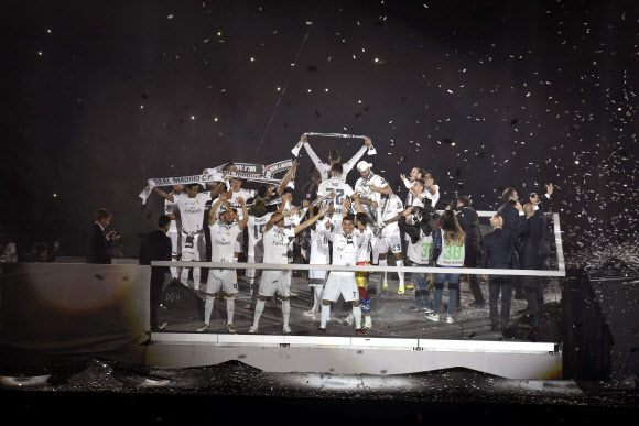 29일(현지시간) 스페인 마드리드의 베르나베우 스타디움에서 레알 마드리드 선수들이 11번째 UEFA 챔피언스리그 우승을 자축하고 있다. EPA 연합뉴스