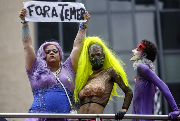 29일(현지시간) 브라질 상파울루에서 열린 동성애자 축제 ‘파라다 게이(Parada Gay)’에서 브라질 부대통령 미셰우 테메르 대통령 권한대행의 퇴진을 촉구하고 있다. AP 연합뉴스