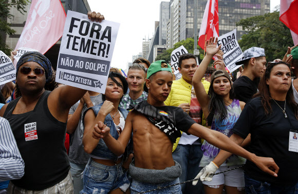 29일(현지시간) 브라질 상파울루에서 열린 동성애자 축제 ‘파라다 게이(Parada Gay)’ 참가자들이 브라질 부대통령 미셰우 테메르 대통령 권한대행의 퇴진을 촉구하고 있다. AP 연합뉴스