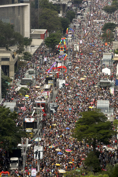 29일(현지시간) 브라질 상파울루에서 열린 세계 최대규모의 동성애자 축제 ‘파라다 게이(Parada Gay)’ 참가자들이 대규모 행진을 벌이고 있다. AP 연합뉴스