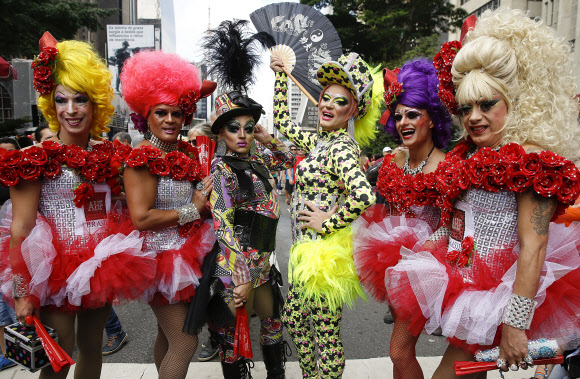 29일(현지시간) 브라질 상파울루에서 열린 세계 최대규모의 동성애자 축제 ‘파라다 게이(Parada Gay)’ 참가자들이 특이한 의상을 입고 퍼레이드를 하고 있다. AP 연합뉴스