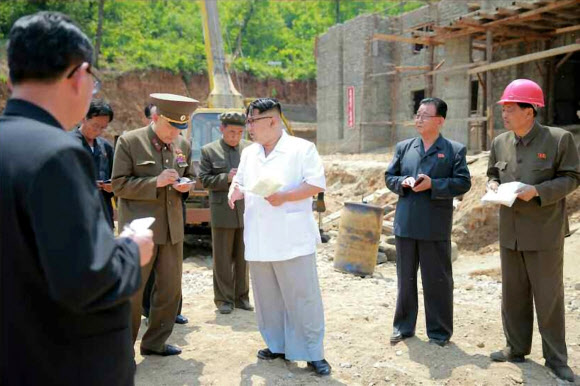 김정은 북한 노동당 위원장이 평양시 교외에 있는 한 의료용 산소생산 공장 건설장을 시찰했다고 노동신문이 30일 보도했다. 이날 김 위원장의 시찰에는 리만건 노동당 중앙위원회 부위원장, 조용원 노동당 중앙위원회 부부장, 마원춘 국방위원회 설계국장이 동행했다.  연합뉴스