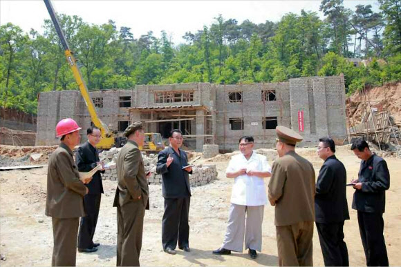 김정은 북한 노동당 위원장이 평양시 교외에 있는 한 의료용 산소생산 공장 건설장을 시찰했다고 노동신문이 30일 보도했다. 이날 김 위원장의 시찰에는 리만건 노동당 중앙위원회 부위원장, 조용원 노동당 중앙위원회 부부장, 마원춘 국방위원회 설계국장이 동행했다.  연합뉴스