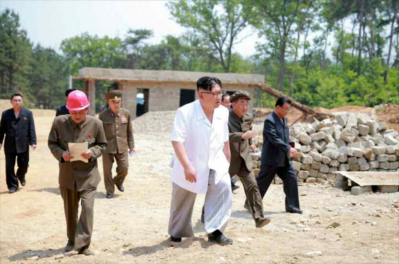 김정은 북한 노동당 위원장이 평양시 교외에 있는 한 의료용 산소생산 공장 건설장을 시찰했다고 노동신문이 30일 보도했다. 이날 김 위원장의 시찰에는 리만건 노동당 중앙위원회 부위원장, 조용원 노동당 중앙위원회 부부장, 마원춘 국방위원회 설계국장이 동행했다.  연합뉴스