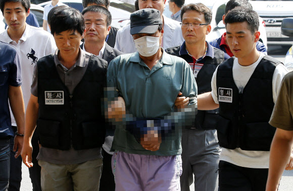 수락산 등산객 살인사건 용의자 김모 씨(61)가 조사를 받기 위해 30일 오전 서울 노원경찰서로 이송되고 있다.  연합뉴스