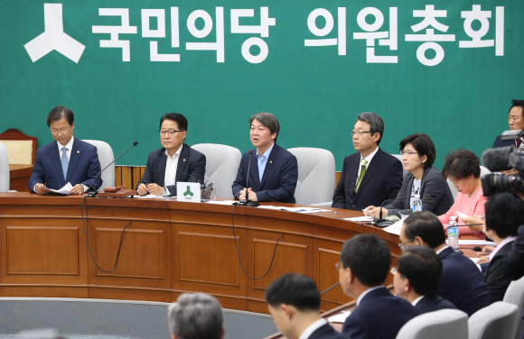 국민의당 안철수 상임공동대표가 30일 오전 국회에서 열린 최고위 회의에서 모두발언을 하고 있다.  이종원 선임기자 jongwon@seoul.co.kr