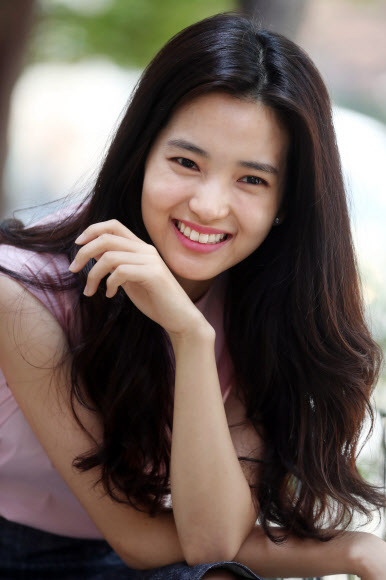 영화 ’아가씨’의 배우 김태리가 30일 서울 종로구 삼청동 한 카페에서 연합뉴스와 인터뷰를 하기 앞서 포즈를 취하고 있다.  연합뉴스