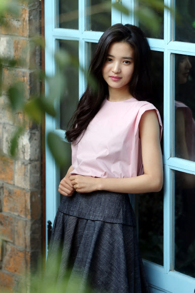 영화 ’아가씨’의 배우 김태리가 30일 서울 종로구 삼청동 한 카페에서 연합뉴스와 인터뷰를 하기 앞서 포즈를 취하고 있다.  연합뉴스