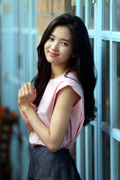 영화 ’아가씨’의 배우 김태리가 30일 서울 종로구 삼청동 한 카페에서 연합뉴스와 인터뷰를 하기 앞서 포즈를 취하고 있다.  연합뉴스