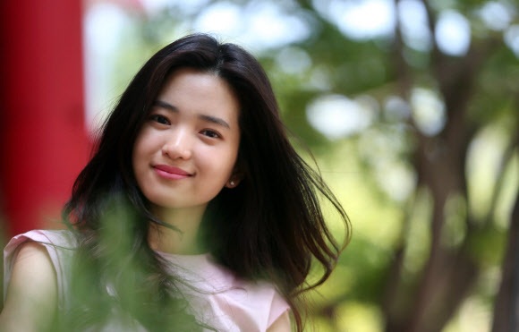 영화 ’아가씨’의 배우 김태리가 30일 서울 종로구 삼청동 한 카페에서 연합뉴스와 인터뷰를 하기 앞서 포즈를 취하고 있다.  연합뉴스