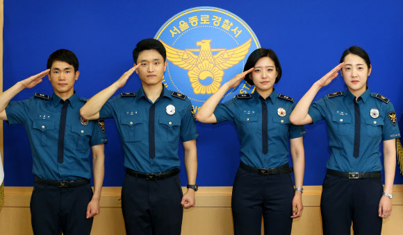 청록빛 감도는 새로운 경찰 근무복