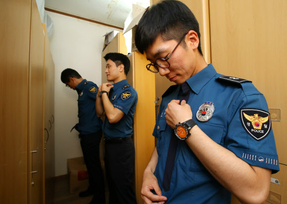 새 근무복 입어보는 순경들