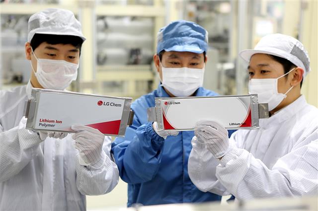 충북 청주시의 LG화학 오창공장 직원들이 생산된 배터리 셀을 점검하고 있다.  LG화학 제공