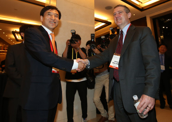 ‘한국은행 국제 콘퍼런스’… 이주열 “성장 이끌 고용정책 필요” 