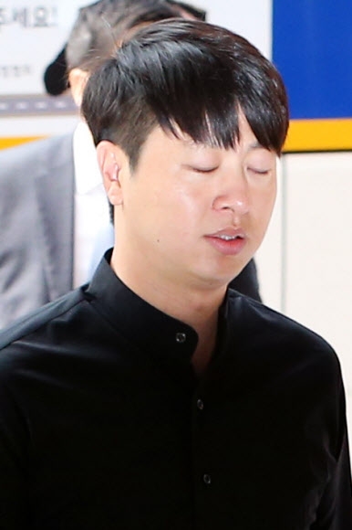 개그맨 유상무가 31일 오전 성폭행 미수 피의자 신분으로 조사를 받기 위해 서울 강남경찰서로 들어서고 있다. <br>연합뉴스