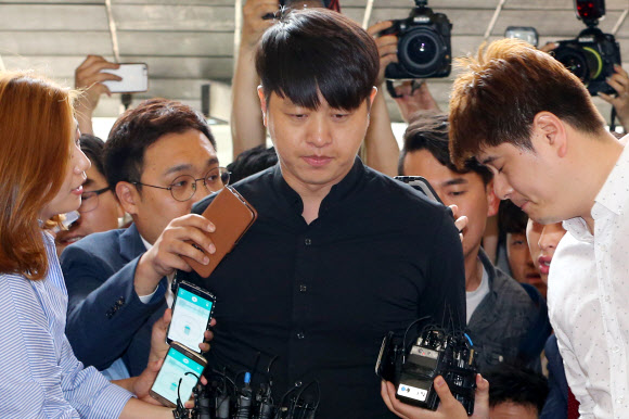 입 굳게 다물고