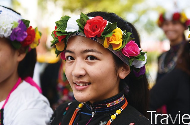 목청이 유난히 큰 것으로 알려진 소수민족, 베이난 여성이 전통 의상을 입고 타이동 거리를 걷고 있다