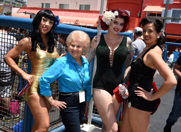 30일(현지시간) 미국 캘리포니아주 베니스 비치에서 열린 ‘메모리얼 데이 머슬 비치(Memorial Day Muscle Beach)’ 빈티지 수영복 대회에 참가한 여성 참가자들이 포즈를 취하고 있다. AFP 연합뉴스