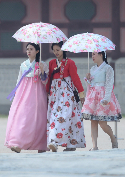 25일 서울 경복궁을 찾은 시민들이 한복을 입은채 관람을 하고 있다. 2016.5.25 박지환기자 popocar@seoul.co.kr