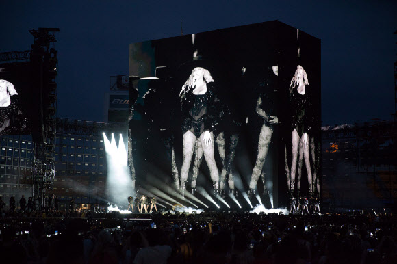 비욘세가 31일(현지시간) 미국 펜실베이니아주 피츠버그 하인즈 필드에서 열린 월드 콘서트 투어(the Formation World Tour)서 공연을 펼치고 있다. AP 연합뉴스