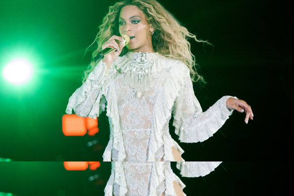 비욘세가 31일(현지시간) 미국 펜실베이니아주 피츠버그 하인즈 필드에서 열린 월드 콘서트 투어(the Formation World Tour)서 공연을 펼치고 있다. AP 연합뉴스