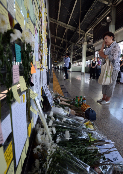 1일 서울 광진구 2호선 구의역에서 시민들이 스크린도어 정비 작업 중 사고로 숨진 김 모(19)씨를 추모하고 있다. 김 씨는 지난 28일 오후 구의역에서 스크린도어 정비 작업 중 승강장으로 진입하던 열차와 스크린도어 사이에 끼여 숨졌다. 2016. 6. 1. 박윤슬 기자 seul@seoul.co.kr