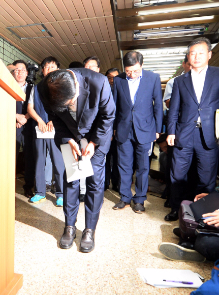 정수영 서울메트로 안전관리본부장(사장 직무대행)과 관계자들이 1일 서울 구의역 대합실에서 스크린도어 사고 원인 진상규명 및 재발방지대책 발표를 마치고 고개 숙여 사과하고 있다.2016. 6. 1. 박윤슬 기자 seul@seoul.co.kr