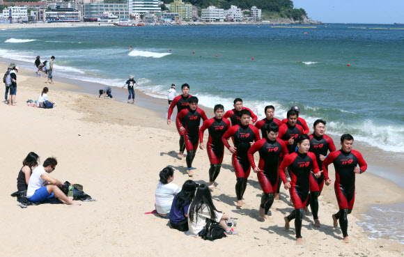 ‘드디어 개장’ 해운대 해수욕장 뛰는 119수상구조대 