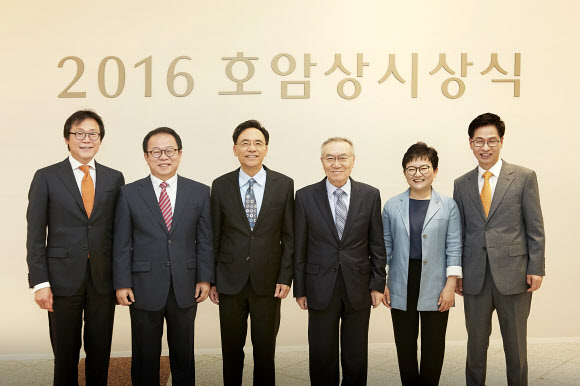 1일 열린 시상식에서 호암상 수상자들이 기념촬영을 하고 있다. 왼쪽부터 과학상 김명식(영국 임페리얼 칼리지 런던 교수) 박사, 공학상 오준호(한국과학기술원 교수) 박사, 의학상 래리 곽(미국 시티오브호프병원 교수) 박사, 예술상 황동규(서울대 명예교수) 시인, 사회봉사상 조순실·김현수 들꽃청소년세상 공동대표. 연합뉴스