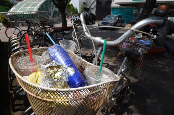 쓰레기통이 된 자전거