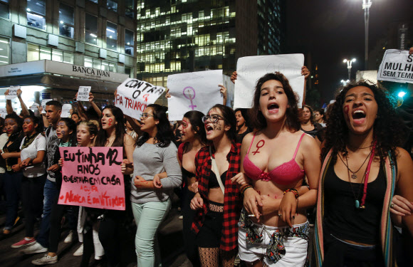 1일(이하 현지시간) 브라질 상파울루 파울리스타 대로에서 시민들이 지난주 리우데자네이루 빈민 지역에서 벌어진 16세 소녀 집단 강간 사건에 항의하는 시위를 벌이고 있다. 경찰은 지난 30일 집단 강간 용의자 2명을 체포하고 4명을 추적 중이다. 브라질에서는 얼마 전 10대 소녀가 30명이 넘는 남성에게 집단 강간당했고 이 장면이 담긴 영상이 온라인을 통해 공개돼 사회가 큰 충격에 휩싸였다.  AP 연합뉴스
