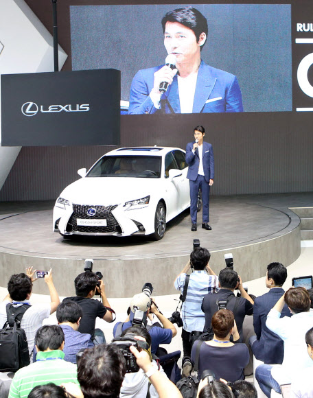 ’2016 부산국제모터쇼’가 2일 부산 해운대구 벡스코에서 언론공개행사를 시작으로 화려한 막을 올렸다. 국내외 25개 브랜드가 모두 232대의 차량을 출품했다. 렉서스 홍보대사 배우 정우성이 친환경 하이브리드 모델(GS450h)을 소개하고 있다. 연합뉴스