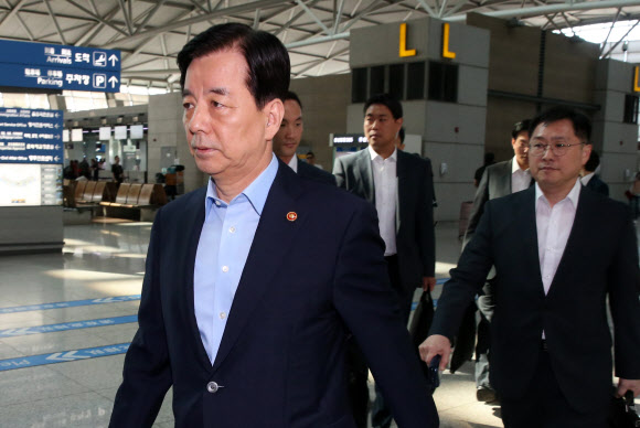 亞안보회의 참석차 출국하는 韓국방 