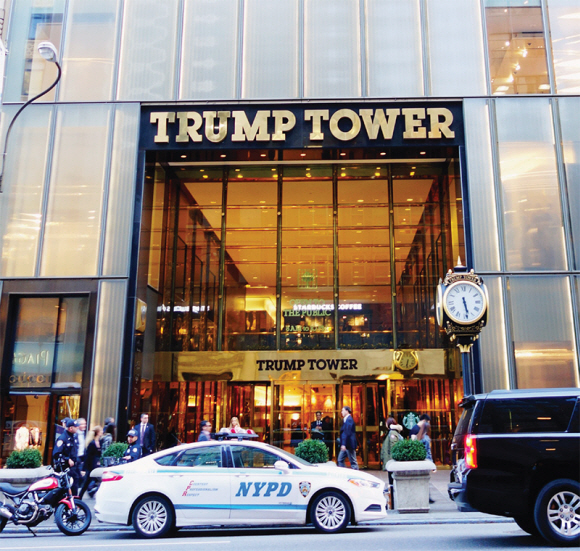 미국 뉴욕시 5번가에 있는 68층 고급 주상빌딩으로 트럼프가 건축한 ‘트럼프타워’ 입구. 트럼프는 이 건물 펜트하우스에서 살고 있고, 사무실은 26층에 있다.