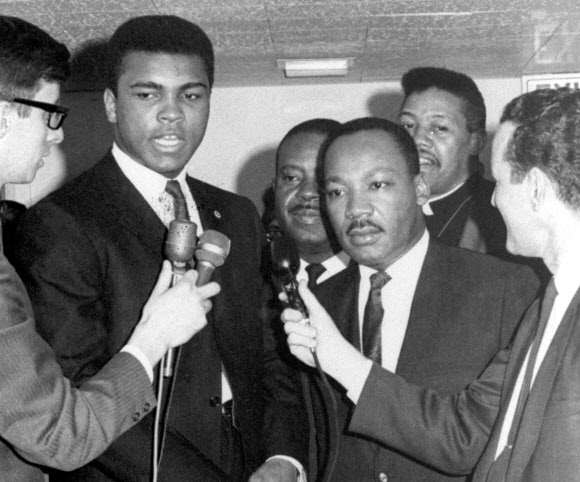 양심적 병역거부했던 무하마드 알리와 마틴 루터 킹  세계의 복싱 영웅 무하마드 알리(왼쪽)가 1967년 당시 흑인 인권 운동의 상징적 인물이었던 마틴 루터 킹(오른쪽) 목사와 인터뷰를 하는 모습. 이들은 모두 양심적 병역거부자였다. AP연합뉴스