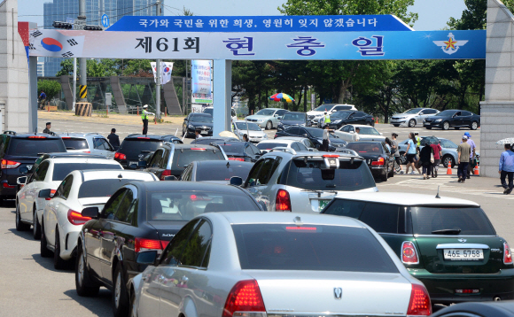 현충일을 하루 앞 둔 5일 서울 동작구 현충원 입구가 참배객들의 차량으로 붐비고 있다.    정연호 기자 tpgod@seoul.co.kr