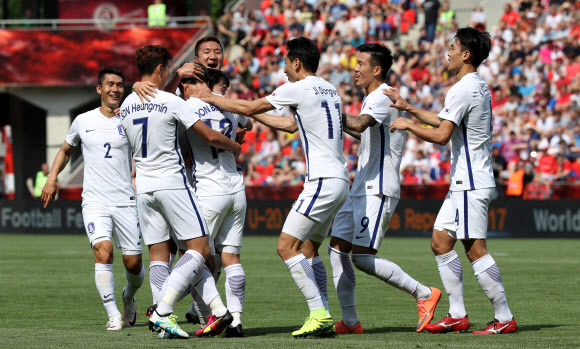 5일 오후(한국시간) 체코 프라하 에덴 아레나에서 열린 축구 국가대표팀 유럽 원정 2차전 체코와의 친선경기.  프리킥 선제골을 성공시킨 윤빛가람과 선수들이 환호하고 있다.  연합뉴스