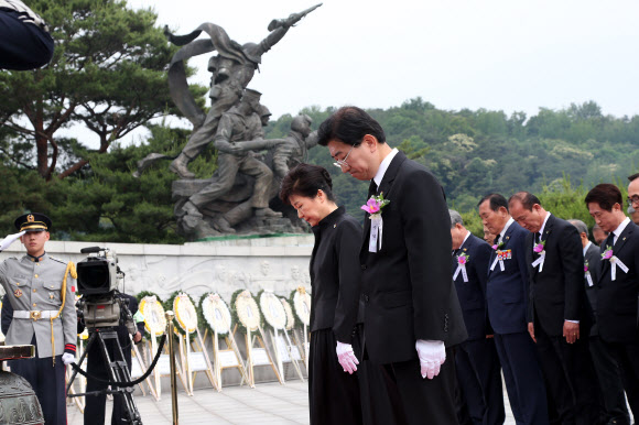 묵념하는 박근혜 대통령